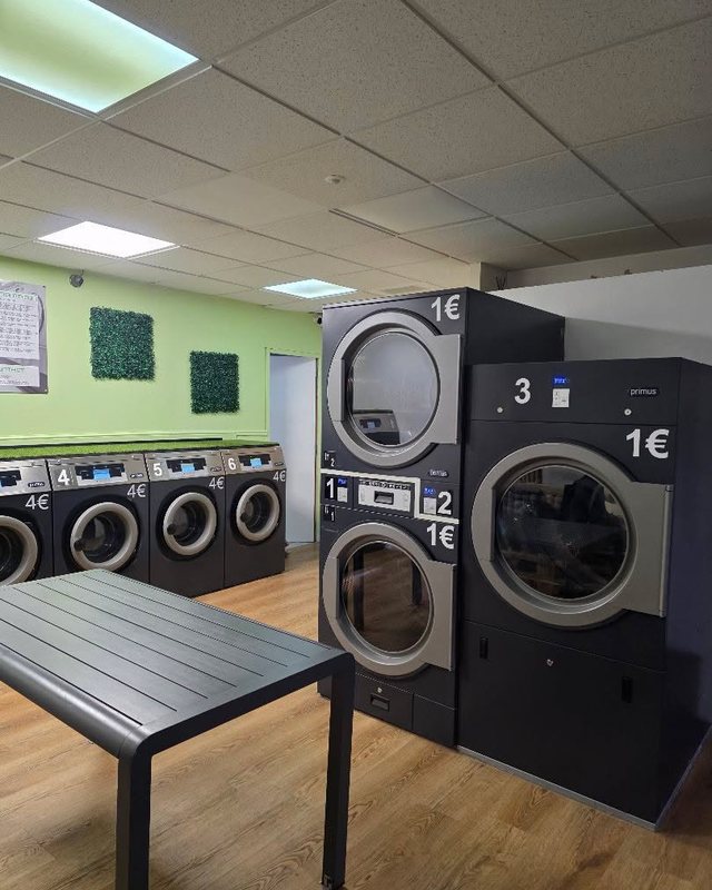 Les machines à laver et les sèche-linge de la laverie